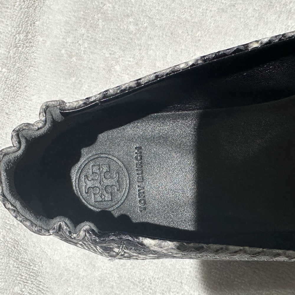 TORY BURCH MINNIE BALLET FLATS SIZE 8 BLACK & WHITE SNAKE PRINT - Picture 3 of 11